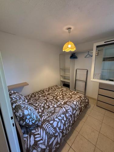 une chambre avec un lit dans une pièce dans l'établissement Appart proche du lac et plages, à Soustons