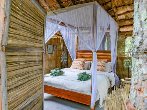 Ένα ή περισσότερα κρεβάτια σε δωμάτιο στο McBrides Safari Camp - Kafue National Park - Zambia