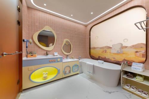 Ένα μπάνιο στο Hainan Sangem Moon Hotel