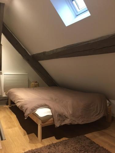 Ce lit se trouve dans un dortoir doté d'un plafond et d'une fenêtre. dans l'établissement Pavillon du garde de la Porte d'Embrun, à Aramon