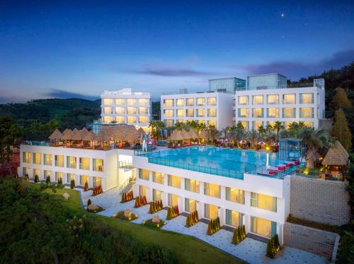 Bazén v ubytování Yeosu Calacatta Hotel & Resort nebo v jeho okolí