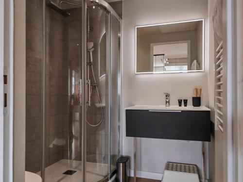 Ένα μπάνιο στο R'Apparts Luxury N5