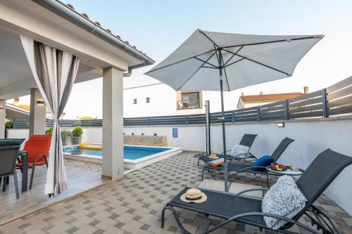 House Adeo with private pool, Pula