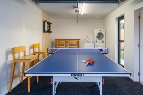 Stolní tenis v ubytování Hot Tub Haven! Games Room, Garden & E-Bikes nebo okolí
