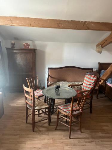 une salle à manger avec une table et des chaises dans l'établissement Grenier de la Chimère, à Manosque