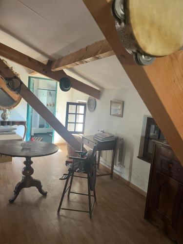 une pièce avec une table et des chaises dans une pièce dans l'établissement Grenier de la Chimère, à Manosque