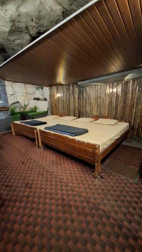 Letto o letti in una camera di Escape Natural Farm Stay - Cave