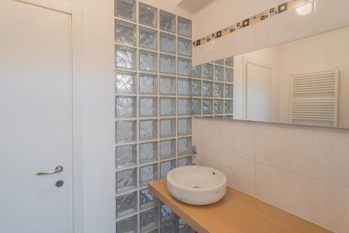 Ein Badezimmer in der Unterkunft Villa Clara Parking,WiFi,Jacuzzi on Lake Como