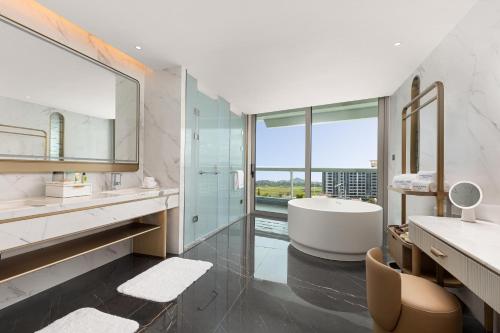 Ένα μπάνιο στο Hainan Sangem Moon Hotel