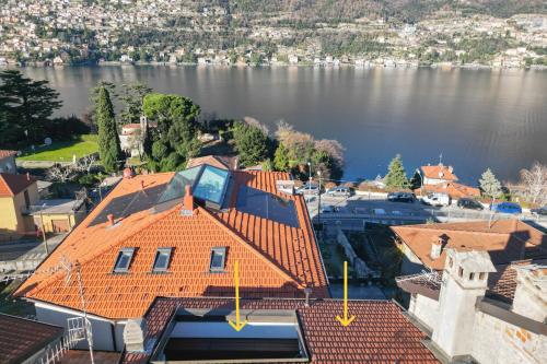 eine Luftansicht eines Hauses mit orangefarbenem Dach in der Unterkunft Villa Clara Parking,WiFi,Jacuzzi on Lake Como in Torno