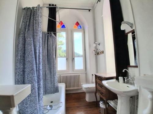 une salle de bain avec un lavabo et des toilettes et une fenêtre dans l'établissement Chambre d'hôtes Napoléon à La Terrasse piscine local vélo, à Tournon-sur-Rhône