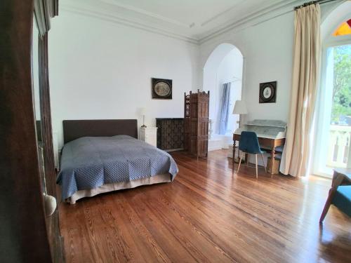 une chambre avec un lit et un bureau dans l'établissement Chambre d'hôtes Napoléon à La Terrasse piscine local vélo, à Tournon-sur-Rhône