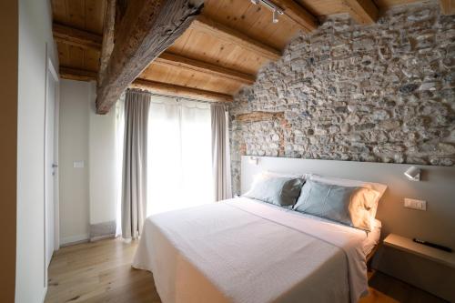 Ένα ή περισσότερα κρεβάτια σε δωμάτιο στο Borgo Le Lanterne Charming Vacation Rental