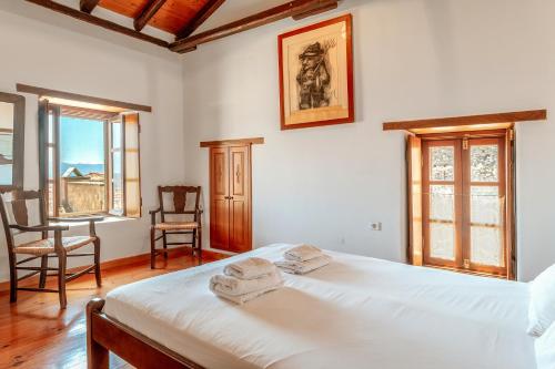 Giường trong phòng chung tại Casa Tradizionale Monemvasia