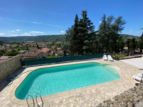 une piscine au sommet d'une maison dans l'établissement Chambre d'hôtes Napoléon à La Terrasse piscine local vélo, à Tournon-sur-Rhône