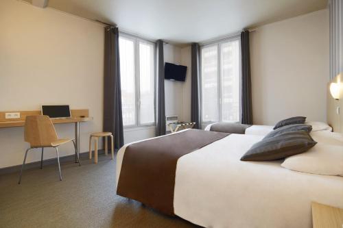 A bed or beds in a room at Hotel Paris Villette