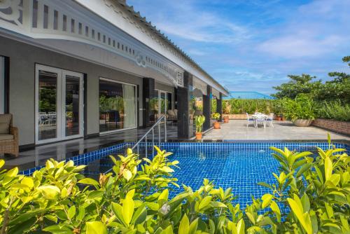 Bazén v ubytování Mayfair Palm Beach Resort nebo v jeho okolí