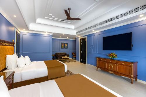 TV a/nebo společenská místnost v ubytování Mayfair Palm Beach Resort