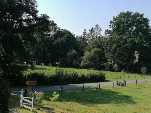 a park with a path and trees and a field at Ferienwohnung "Wallheckenblick Schatteburg", 95159 in Rhauderfehn