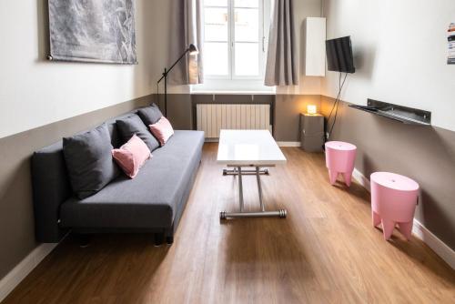un salon avec un canapé et une table dans l'établissement Caponni, à Lyon