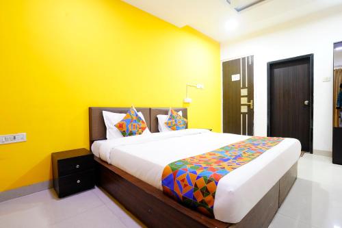 Ein Bett oder Betten in einem Zimmer der Unterkunft FabHotel Rio House Apartment