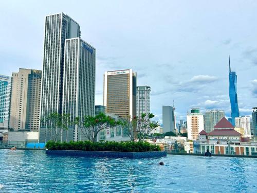 a large pool of water in front of a city at KL Central 32 Floor KLCC View in Kuala Lumpur