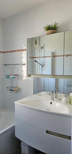 ein weißes Badezimmer mit Waschbecken und Badewanne in der Unterkunft Pause Luzienne à deux pas de la plage in Saint-Jean-de-Luz