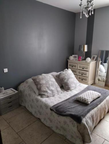 Cette chambre comprend un lit avec une couverture et une commode. dans l'établissement Belle bastide provençale, à Noves