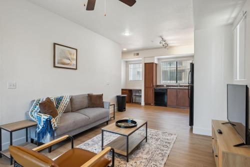 グレンデールにあるCozySuites Glendale - Westgate w pool 14のソファとテレビのあるリビングルーム