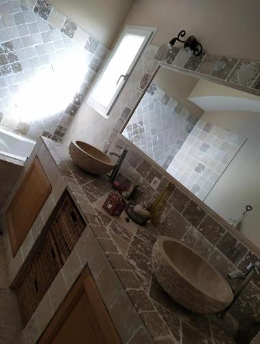 une salle de bain avec deux lavabos et un miroir dans l'établissement Belle bastide provençale, à Noves