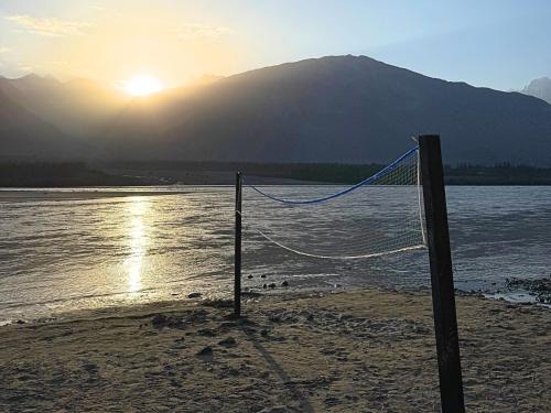 a volleyball net on the beach at sunset at FortuNorth in Skardu