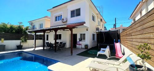 Kolam renang di atau dekat dengan Suburban Family Villa