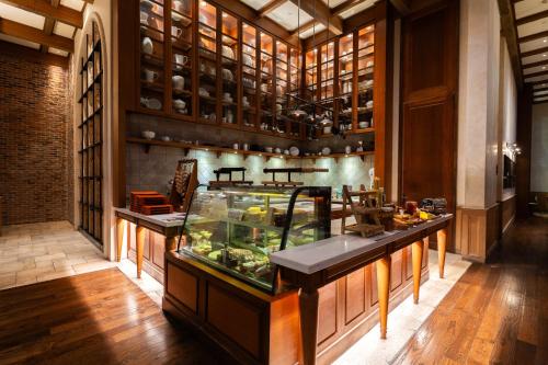 a large room with a fish tank on a counter at Radisson Blu Plaza Bangkok in Bangkok