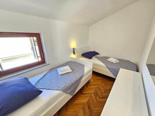 DAMIR bočno Apartment with parking near city center