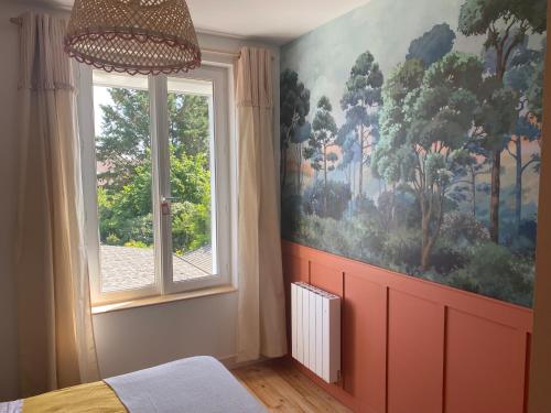 une chambre avec un grand tableau au mur et une fenêtre dans l'établissement Inspired space, au Mans