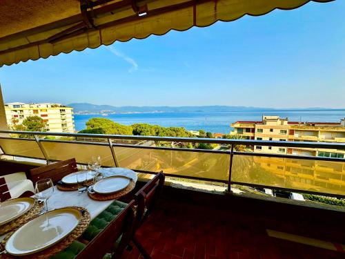 - une table sur un balcon avec vue sur l'océan dans l'établissement Casamea - Plage 5min, Vue mer, Terrasse, Clim, à Ajaccio