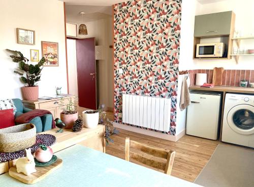 un séjour avec une cuisine et un séjour avec un lave-vaisselle dans l'établissement Inspired space, au Mans