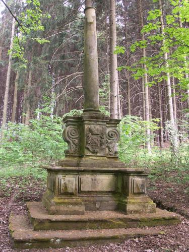 a pole sitting in the middle of a forest at Apartmán Hortenzie in Mařenice