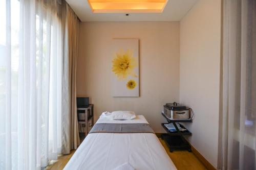 a bedroom with a bed and a flower on the wall at Radisson Blu Plaza Bangkok in Bangkok
