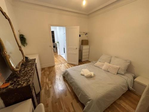une chambre avec un lit avec deux serviettes dessus dans l'établissement Appartement cosy, à Ivry-sur-Seine
