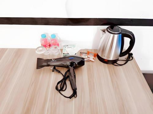 a blender and a tea kettle on a counter at XX Toss Inn Hat Yai - ทอส อิน หาดใหญ่ in Hat Yai