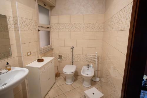 a bathroom with a toilet and a sink at Cullati dal Mare Apartments in Pozzallo
