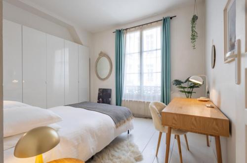 une chambre avec un lit, un bureau et une table dans l'établissement Loft Paris centre, à Paris