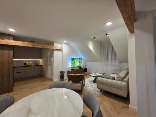 La Donna - Elegant City Apartment in a Historic Building