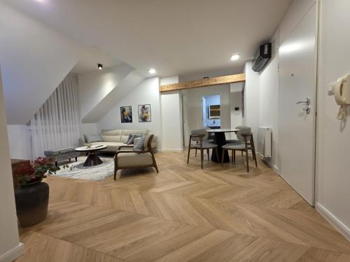 La Donna - Elegant City Apartment in a Historic Building