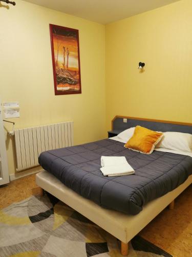 Postel nebo postele na pokoji v ubytování le relais de l aiguillon