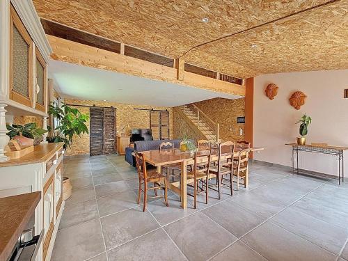 une cuisine et une salle à manger avec une table et des chaises dans l'établissement Bienvenue à l'Atelier !, à Landemont