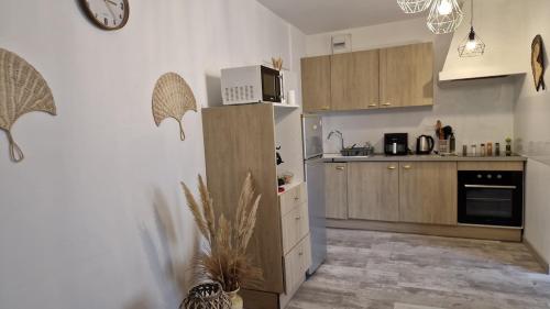 Il comprend une cuisine équipée d'un four micro-ondes et d'un réfrigérateur. dans l'établissement Charmante petite maison proche de la gare, à Terrasson