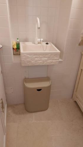 a small bathroom with a sink and a toilet at Kailia 100 in Ceglie Messapica