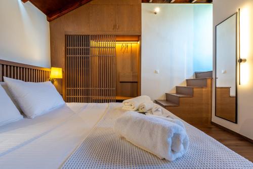 Pallazzo Dei Miracoli - Luxe 3BR apt Sea & Old Port Terrace Viewにあるベッド